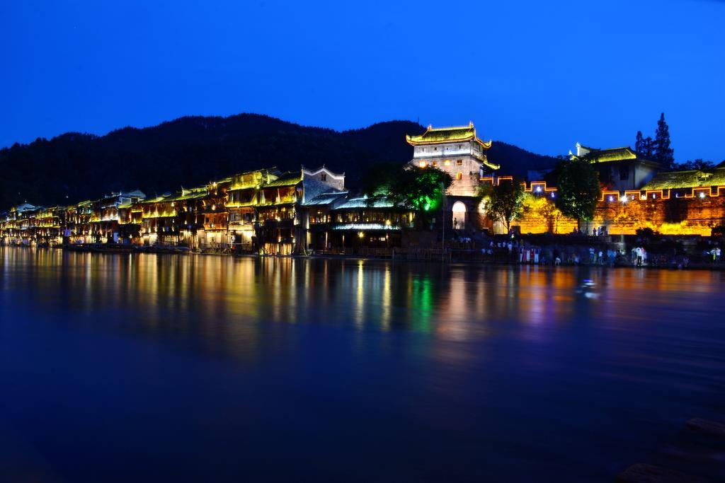 Fenghuang Slowly Time Inn Екстериор снимка